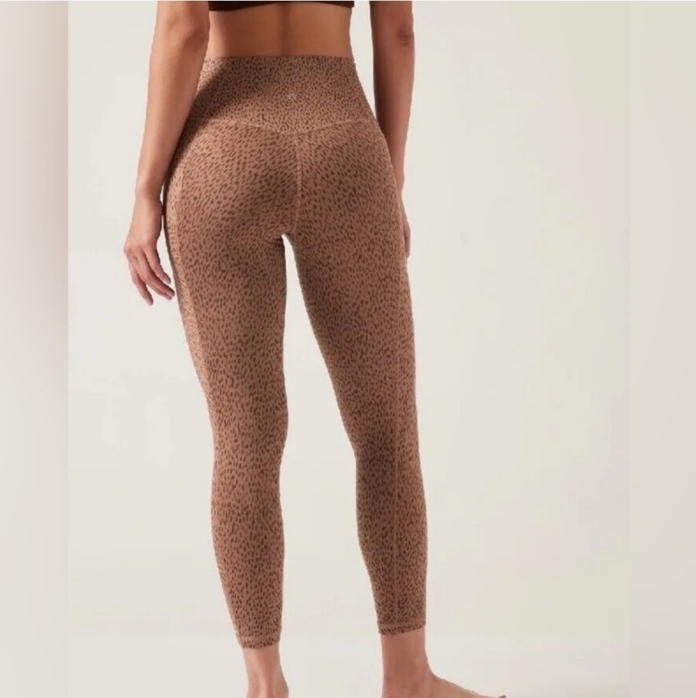 ATHLETA | SALUTATION STASH POCKET II PRINTED 7/8 TIGHT